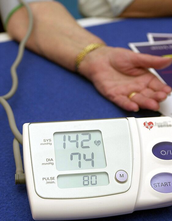 Pressure indicators characteristic of stage 1 hypertension. 